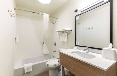 Glendale Hotel | Spark by Hilton Glendale Phoenix North