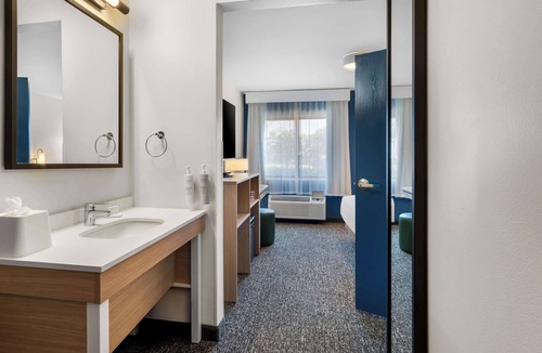 Grapevine Hotel | Spark by Hilton Grapevine DFW North