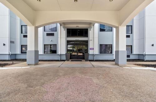 Woodlake - Briar Meadow Hotel | Spark by Hilton Houston near the Galleria