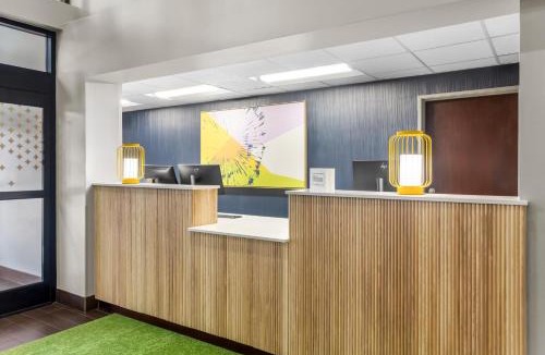 Woodlake - Briar Meadow Hotel | Spark by Hilton Houston near the Galleria