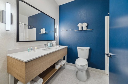 Woodlake - Briar Meadow Hotel | Spark by Hilton Houston near the Galleria