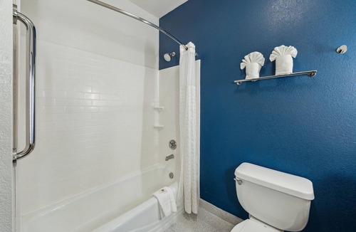 Woodlake - Briar Meadow Hotel | Spark by Hilton Houston near the Galleria