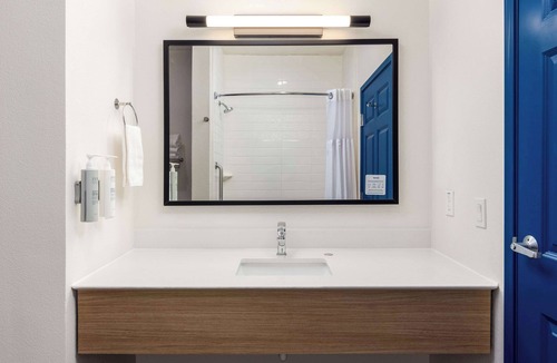 Barker Hotel | Spark by Hilton Houston West Clay Road