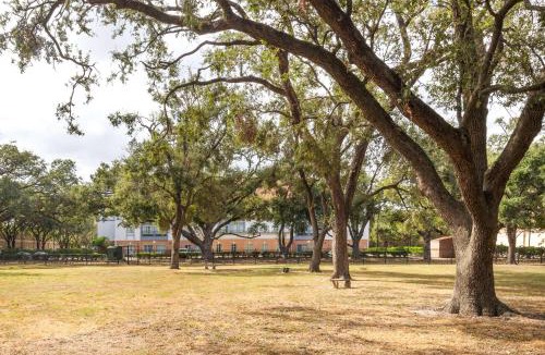 Barker Hotel | Spark by Hilton Houston West Clay Road