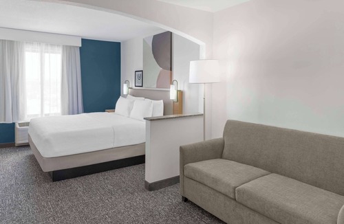 Lansing Hotel | Spark by Hilton Lansing