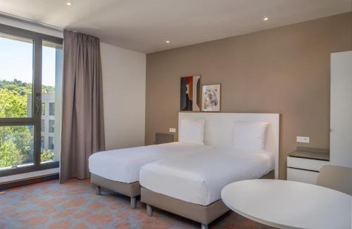 Le Bourg - Gare De Vaise Hotel | Spark by Hilton Lyon Park Saone