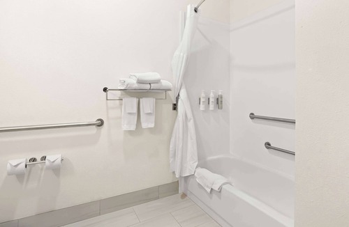 Quad Cities Hotel | Spark by Hilton Moline Quad Cities
