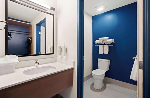 Quad Cities Hotel | Spark by Hilton Moline Quad Cities