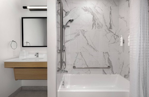 Cote-Des-Neiges—Notre-Dame-De-Grace Hotel | Spark By Hilton Montreal Midtown