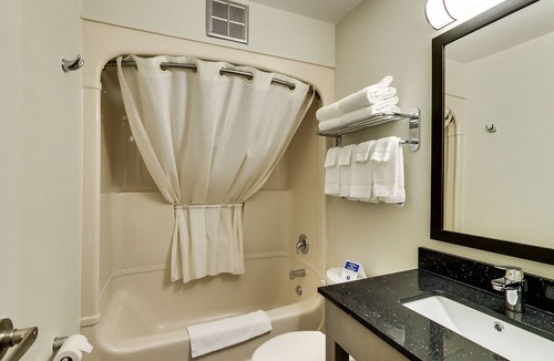 Oshawa Hotel | Spark by Hilton Oshawa