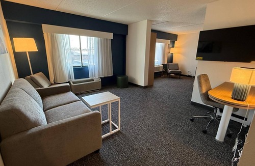 Palatine Hotel | Spark by Hilton Palatine Arlington Heights