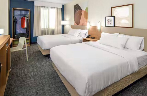 Palatine Hotel | Spark by Hilton Palatine Arlington Heights