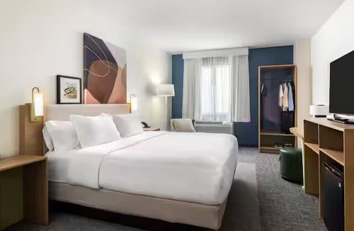 Palatine Hotel | Spark by Hilton Palatine Arlington Heights
