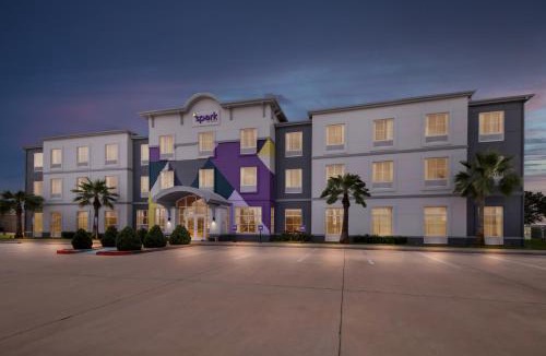 Victoria Hotel | Spark by Hilton Victoria