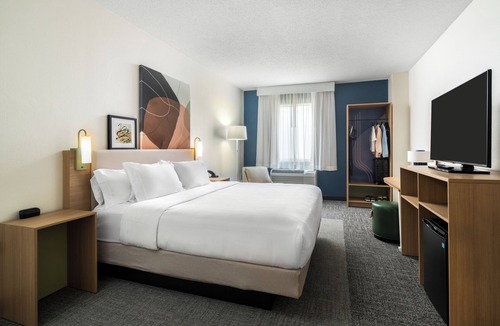 Victoria Hotel | Spark by Hilton Victoria