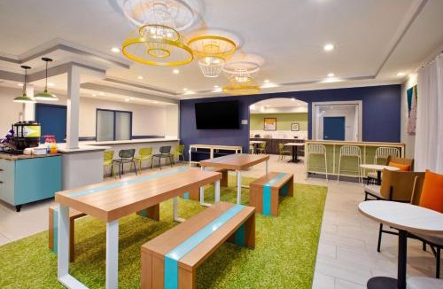 Walker Hotel | Spark by Hilton Walker Grand Rapids North