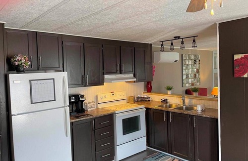 New Victoria House | Sparkling 3 bdrm home a few minutes from beach & lighthouse