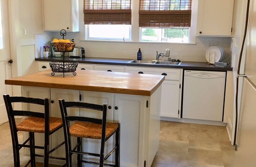 Petaluma House | Sparkling clean 1920's bungalow