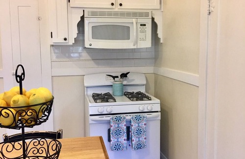 Petaluma House | Sparkling clean 1920's bungalow