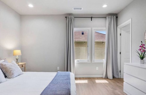 West Oakland House | Sparkling New 2BR near BART