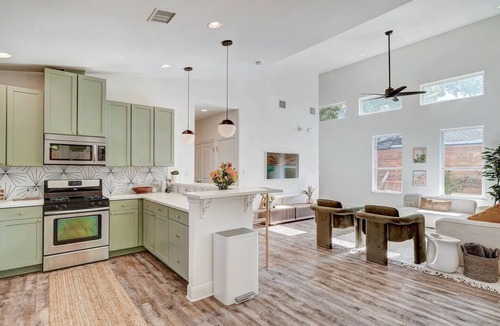 Govalle House | ★Sparkling Pool in Backyard Oasis ❤ Luxury 2M to DT ★
