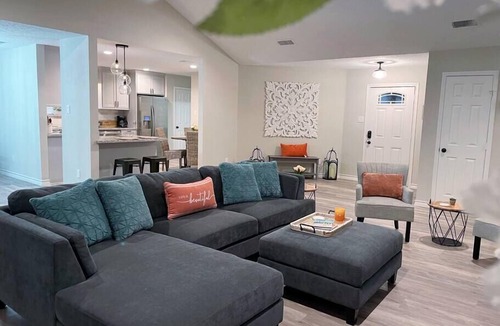Barker House | Sparkling Springs - King Bed, Beauty, Charming, Family Fun