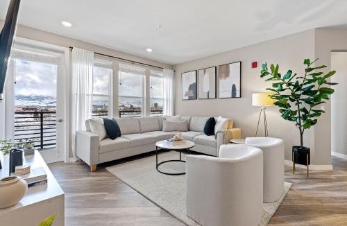 Sparks Apartment | Sparks 2BR Water Views - Spring Events & Jacuzzi
