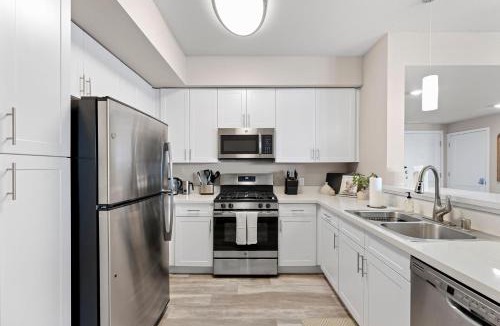 Sparks Apartment | Sparks 2BR Water Views - Spring Events & Jacuzzi