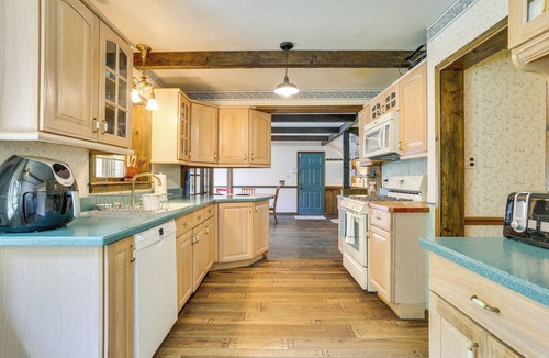 Sparrow Bush House | Sparrow Bush Retreat w/Pool & Screened Porch