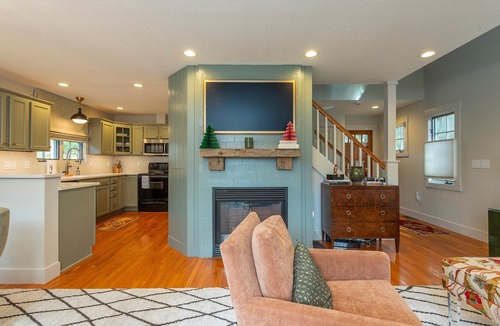 Cheshire House | Sparrow Cottage | Charming Arts & Crafts Cottage with Grill, Fire Pit & Mountaintop Views!
