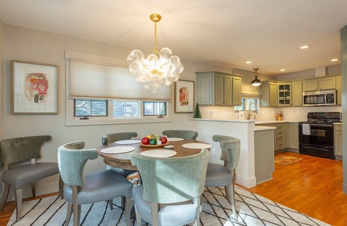 Cheshire House | Sparrow Cottage | Charming Arts & Crafts Cottage with Grill, Fire Pit & Mountaintop Views!