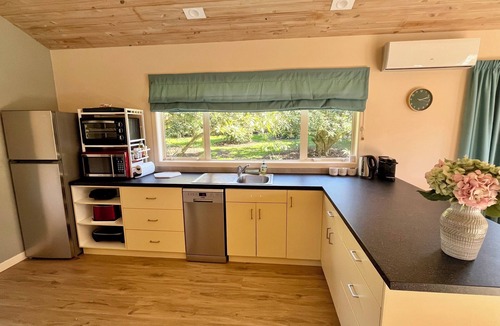 Aongatete Apartment | Sparrows Nest Guesthouse - nestled in the middle of an avocado orchard.