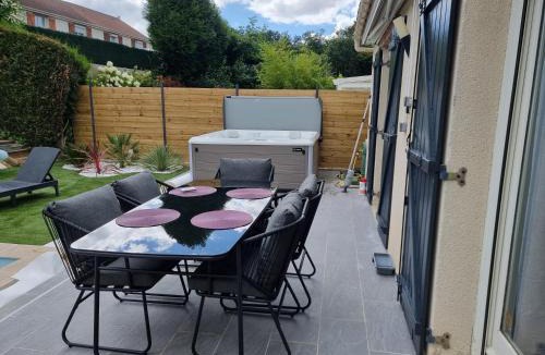 Jouy-le-Moutier House | Spassionnement pool