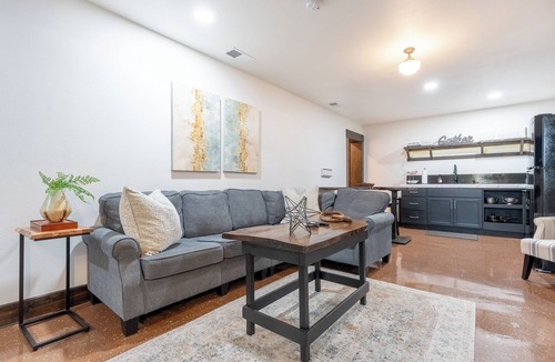 Livingston House | Speakeasy-2 bedroom/2 bath- on the Downtown Square