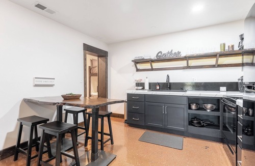 Livingston House | Speakeasy-2 bedroom/2 bath- on the Downtown Square