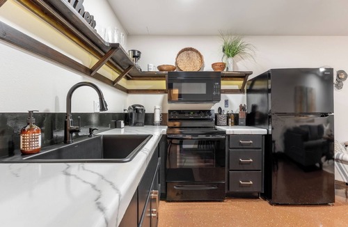 Livingston House | Speakeasy-2 bedroom/2 bath- on the Downtown Square