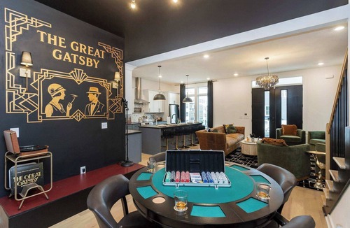 Nashville House | Speakeasy Glamour: Rooftop, Hot Tub + Dolly Mural
