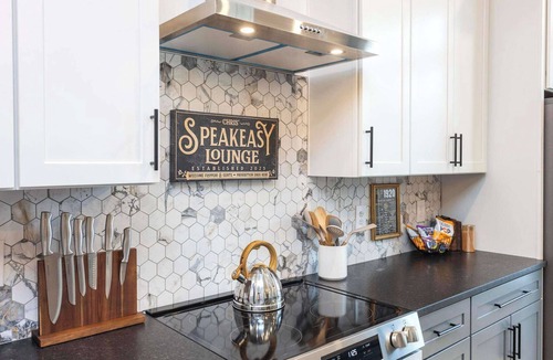 Nashville House | Speakeasy Glamour: Rooftop, Hot Tub + Dolly Mural