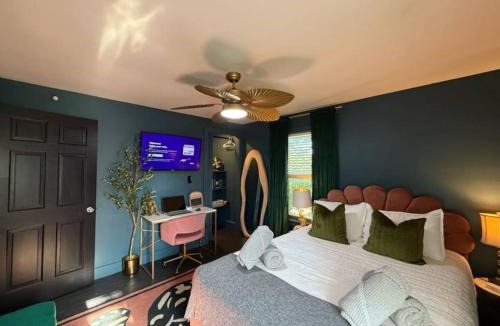 Hudson Apartment | Speakeasy Hot Tub Escape | Pet-Friendly | Hudson NY