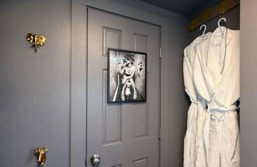 Hudson Apartment | Speakeasy Hot Tub Escape | Pet-Friendly | Hudson NY