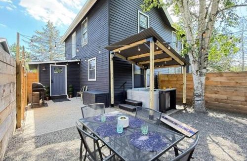 Hudson Apartment | Speakeasy Hot Tub Escape | Pet-Friendly | Hudson NY