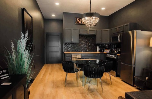 South Broadway Apartment | "Speakeasy Suite" @ ArnoTriplex!