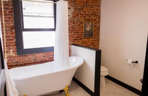 Nevada City Hotel | Speakeasy Suites Sleeps 18