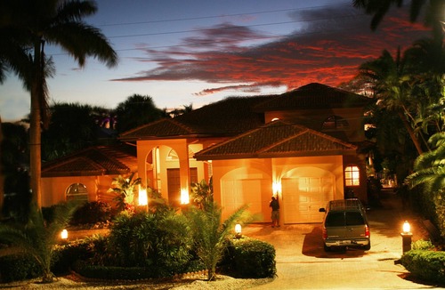 Coury House | Special : May 2 - 16 - 2975 per week !