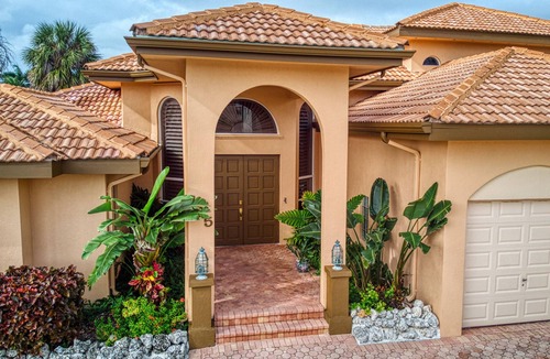 Coury House | Special : May 2 - 16 - 2975 per week !
