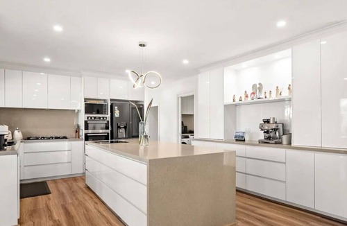 The Basin House | Special Offer * Retreat with Panoramic Hills View