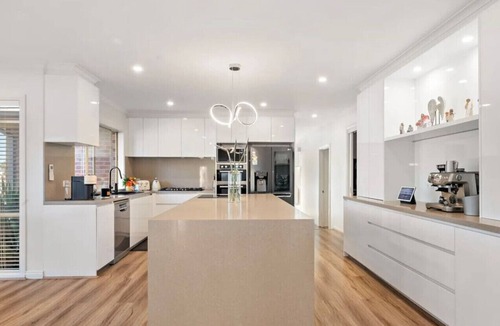 The Basin House | Special Offer * Retreat with Panoramic Hills View