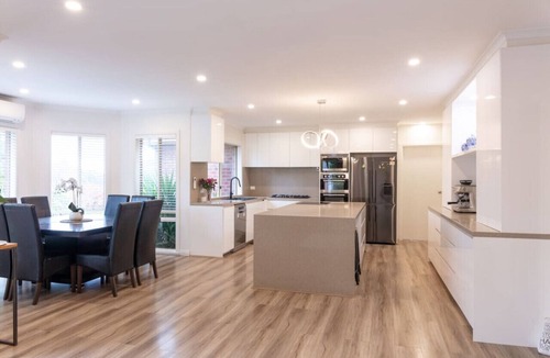 The Basin House | Special Offer * Retreat with Panoramic Hills View