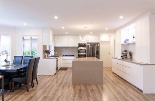 The Basin House | Special Offer * Retreat with Panoramic Hills View