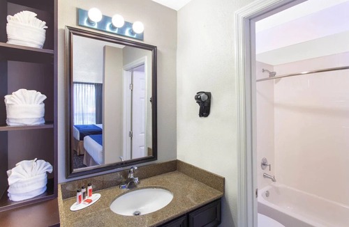 Florida Center Hotel | Special Summer Rates! Comfy Unit, Pool, Breakfast, Shuttle, Parking